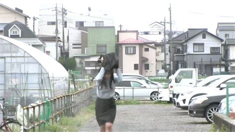 突然の暴風雨で濡れ透けたブラに興奮した男子生徒に迫られ拒み .